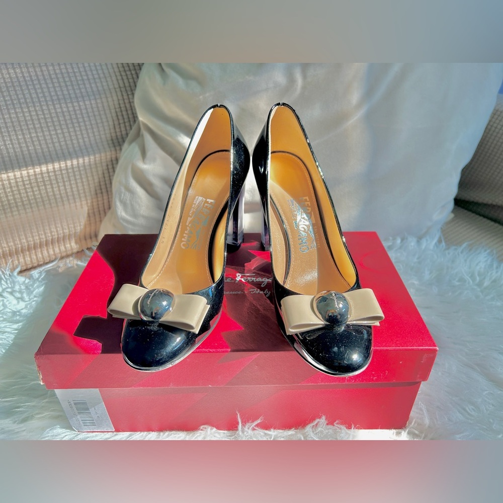 (LIKE NEW) Ferragamo black patent leather chunky heel Fiammetta Sz 7